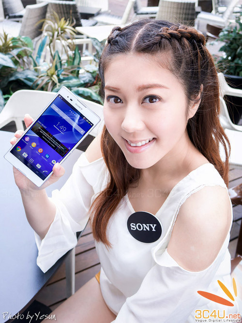 Xperia T2 Ultra trên tay mỹ nhân xinh đẹp