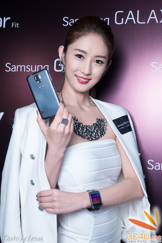 Chân dài gợi cảm bên Galaxy S5