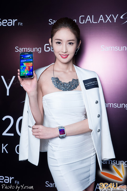 Chân dài gợi cảm bên Galaxy S5