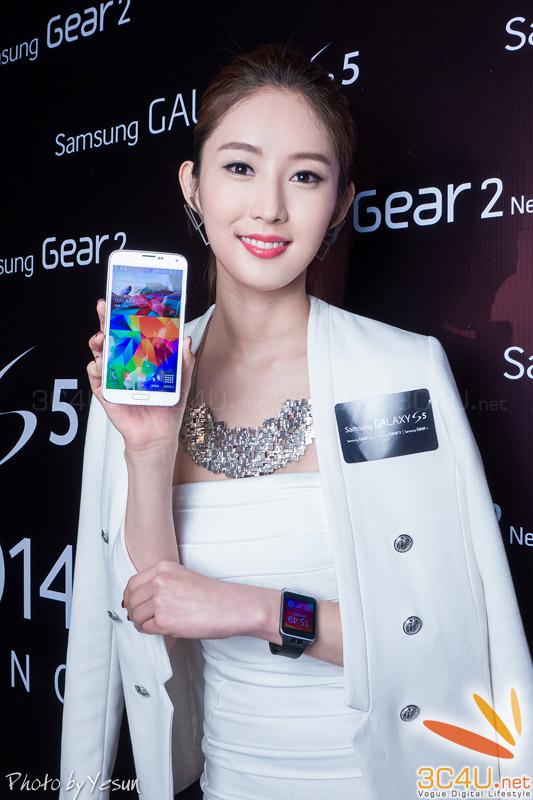 Chân dài gợi cảm bên Galaxy S5