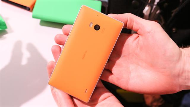 Camera PureView 20 megapixel với ống kính Carl Zeiss, kết hợp cùng đèn LED Flash kép trợ sáng