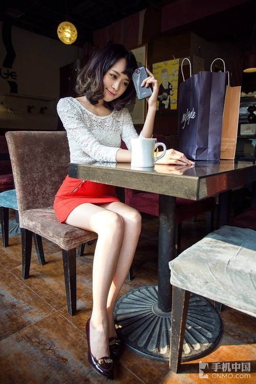 Hotgirl xinh đẹp nóng bỏng bên Nubia Z5S