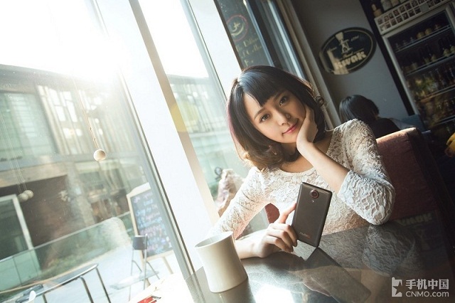 Hotgirl xinh đẹp nóng bỏng bên Nubia Z5S