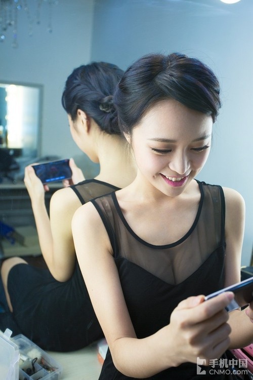 Hotgirl xinh đẹp nóng bỏng bên Nubia Z5S