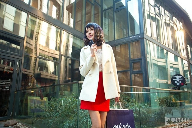 Hotgirl xinh đẹp nóng bỏng bên Nubia Z5S