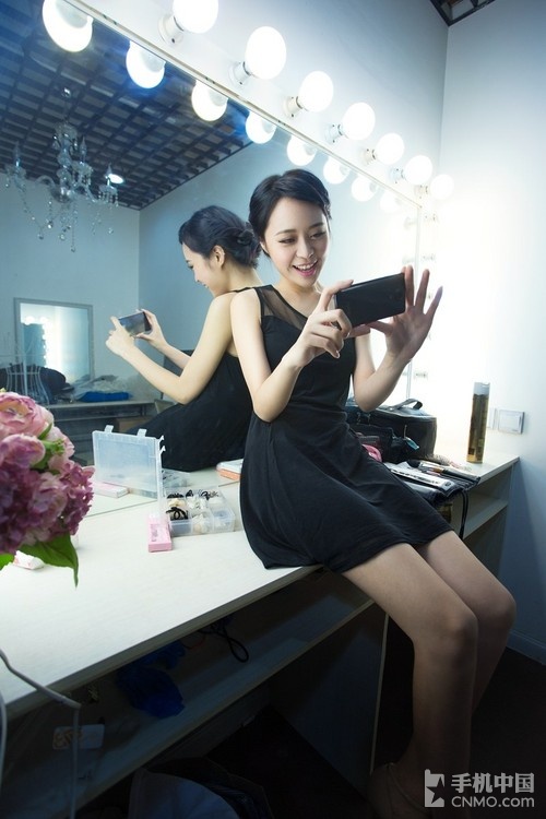 Hotgirl xinh đẹp nóng bỏng bên Nubia Z5S