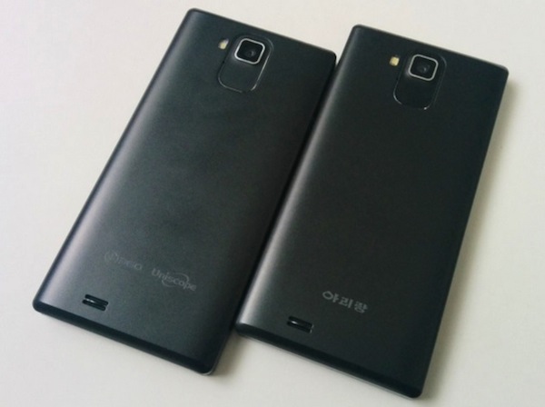 Mặt sau của Uniscope U1201 (trái) và Arirang AS1201 (phải)