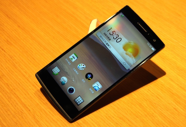 Máy được bán ra với màu đen (Midnight - bầu trời đen lúc nửa đêm) và trắng