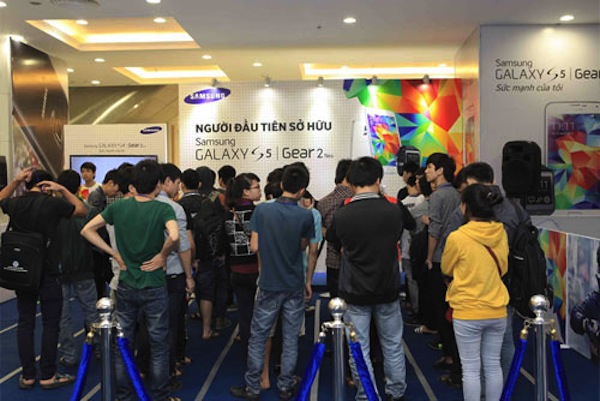 Chờ mua Galaxy S5 tại Hà Nội