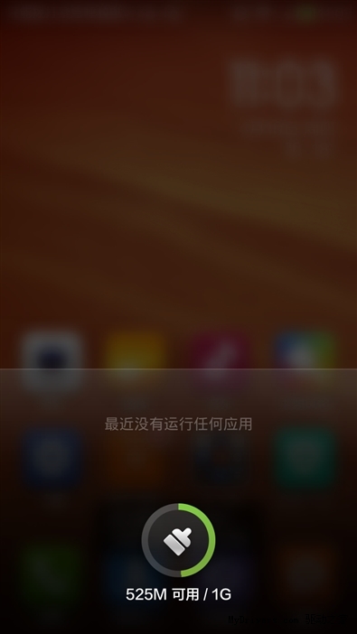 Model trong bài là phiên bản dùng RAM 1GB và dung lượng còn trống khoảng 525 MB trước khi chạy ứng dụng bất kỳ