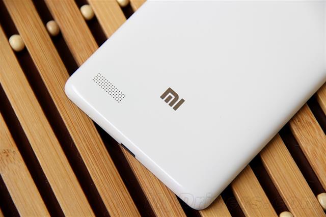 Logo thương hiệu Xiaomi và dải loa ngoài được bố trí ở gần mép máy phía dưới