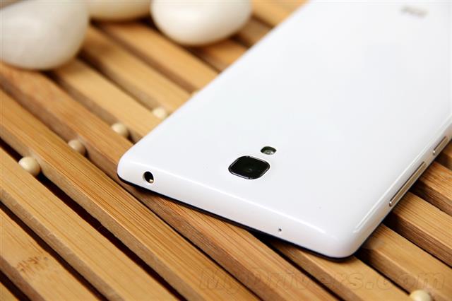 Đỉnh máy có Jack cắm tai nghe 3.5 mm với một lỗ mic