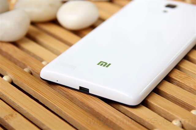 Đáy máy có cổng microUSB và một lỗ mic thứ 2