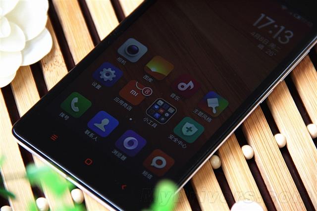 3 phím điện dung màu đỏ cam phát sáng khi sử dụng máy