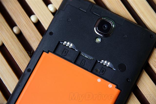 Khe cắm thẻ nhớ microSD nằm ở chính giữa 2 khe cắm SIM