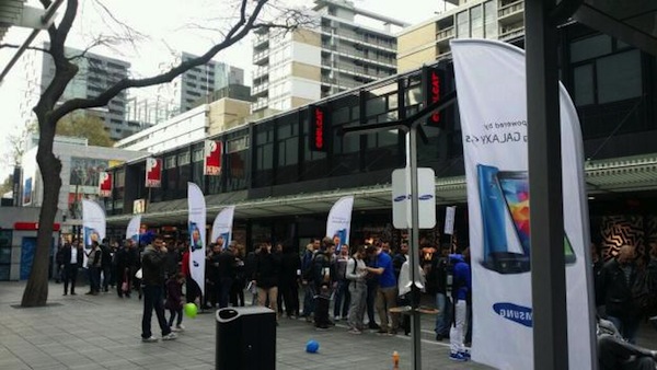 Cảnh xếp hàng chờ Galaxy S5 ở Rotterdam