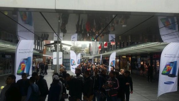 Cảnh xếp hàng chờ Galaxy S5 ở Rotterdam