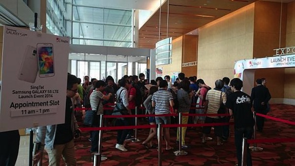 Dòng người xếp hàng chờ mua Galaxy S5