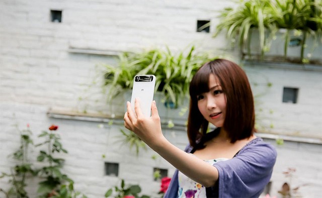 ZTE Grand S trên tay mỹ nhân cực xinh