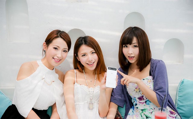 ZTE Grand S trên tay mỹ nhân cực xinh