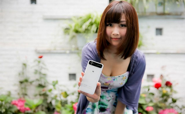 ZTE Grand S trên tay mỹ nhân cực xinh