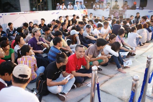 Hình ảnh các bạn trẻ ngồi chờ mua Galaxy S5 (ảnh Tinhte)