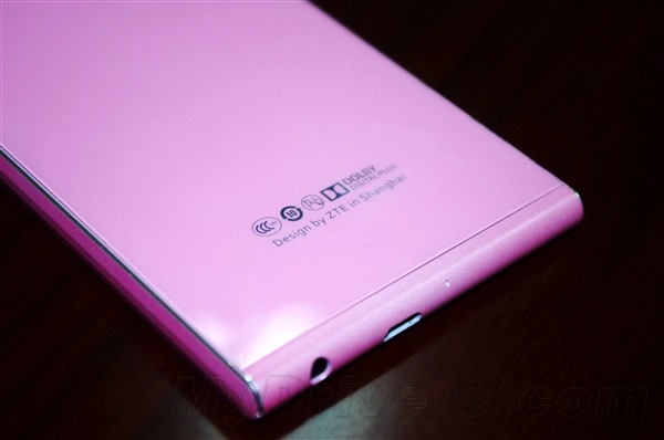 Vỏ sau gần như không thể tháo rời