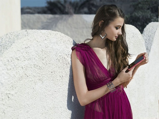  Smartphone cao cấp trên tay chân dài gợi cảm