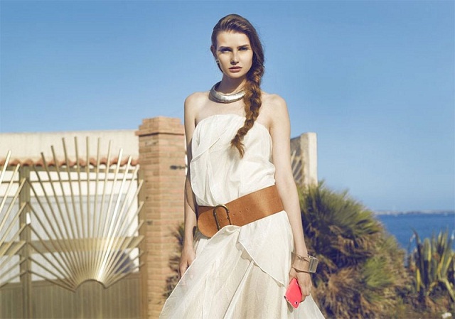  Smartphone cao cấp trên tay chân dài gợi cảm