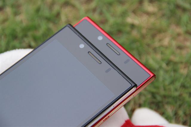 Màn hình được phủ lớp kính cường lực Corning Gorilla Glass