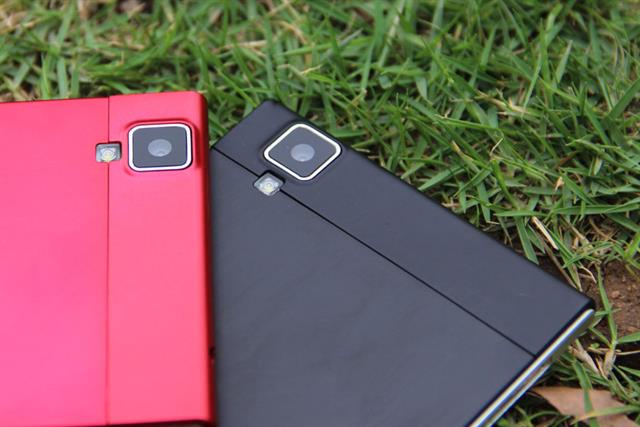 Không những sở hữu camera cực chất từ Sony, mà máy còn được trang bị thêm cụm đèn LED Flash để trợ sáng