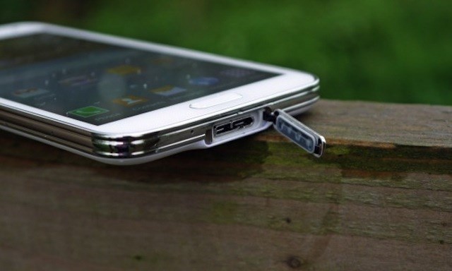 Hành hạ Galaxy S5 với bơ và ... cún cưng Hành hạ Galaxy S5 với bơ và ... cún cưng