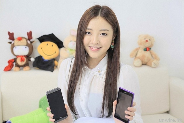 Hotgirl điệu đà bên smartphone cao cấp