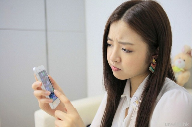 Hotgirl điệu đà bên smartphone cao cấp