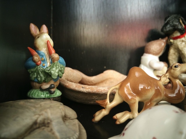 So sánh trong điều kiện thiếu ánh sáng nặng (One PlusOne trên, Nikon D3100 dưới)