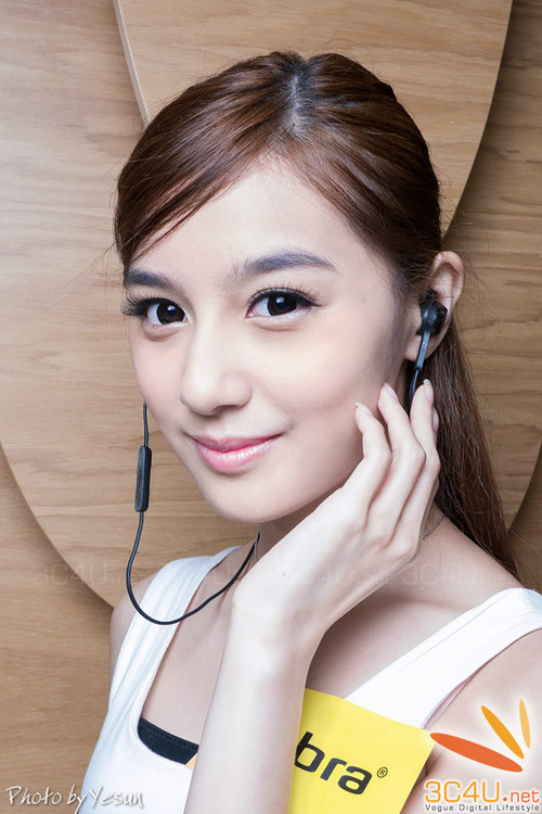 Hotgirl cực xinh bên tai nghe cao cấp