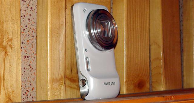 Galaxy S4 Zoom có ngoại hình không mấy được lòng người tiêu dùng