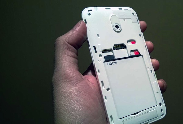 Bên trong tấm vỏ nhựa