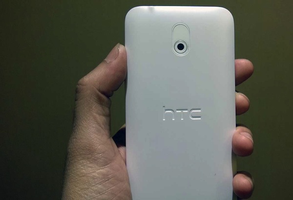 Mặt sau của Desire 210