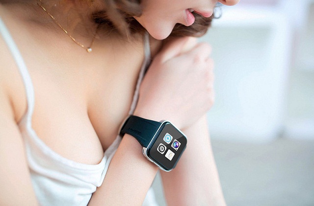 Hotgirl nóng bỏng bên đồng hồ thông minh