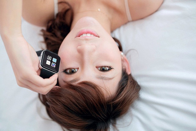 Hotgirl nóng bỏng bên đồng hồ thông minh