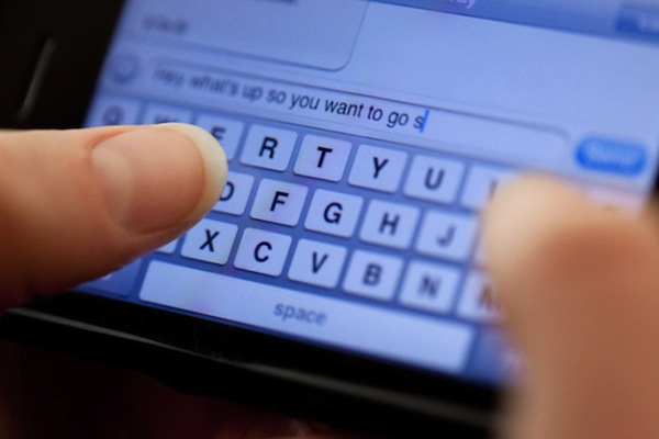 Nhắn tin khi chạy xe rất nguy hiểm