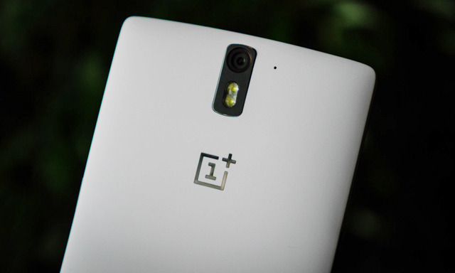 Lỗ nhỏ bên cạnh camera là microphone