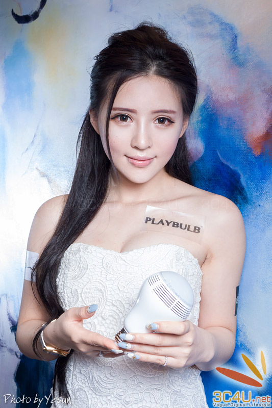 Mỹ nhân đẹp dịu dàng bên loa di động