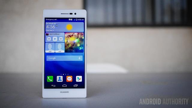 Viền màn hình trái, phải của Ascend P7 khá hẹp, nhưng đổi lại viền trên, dưới lại quá dày