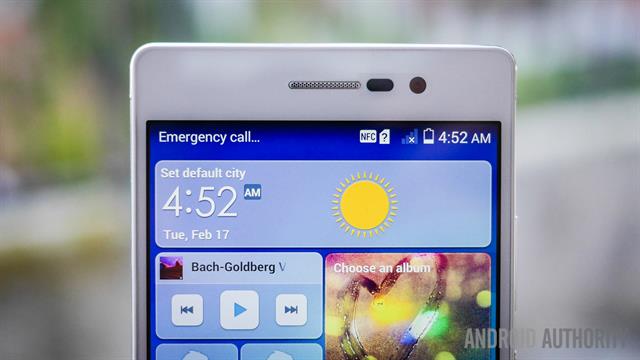 Viền màn hình phía trên có cảm biến, loa thoại và camera phụ