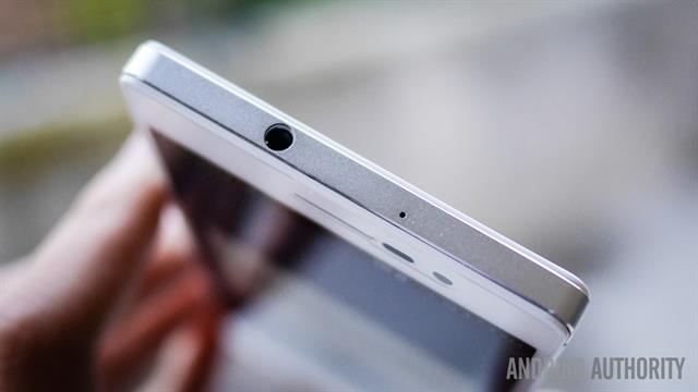 Đỉnh máy có Jack cắm tai nghe 3.5mm và một lỗ mic