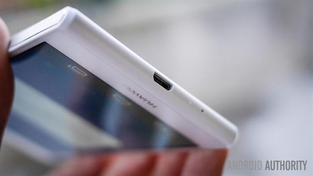 Đáy máy có cổng microUSB và một lỗ mic thứ 2