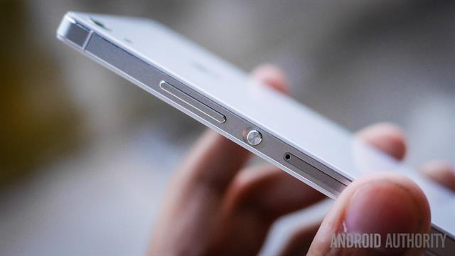 Hầu hết các phím vật lý chủ chốt đều nằm bên cạnh phải