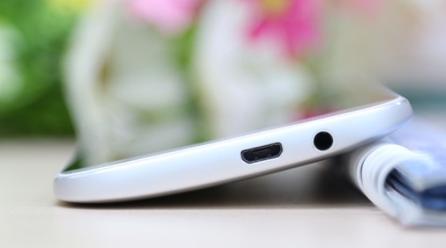 HTC ONE M8 cạnh dưới